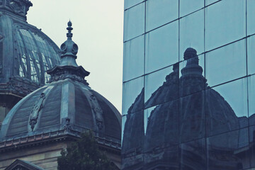 Cúpula del Palacio CEC y su reflejo, fue construida en 1900. Está ubicada en la calle Calea...