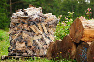 Firewood in a mesh bag - Brennholz im Netzsack auf Palette