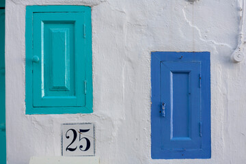 Bunte Fenster in weisser Fassade