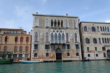 Fototapeta na wymiar Venise, Italie, 27 février 2014 : Palais sur le Grand Canal aux multiples fênetres mauresques