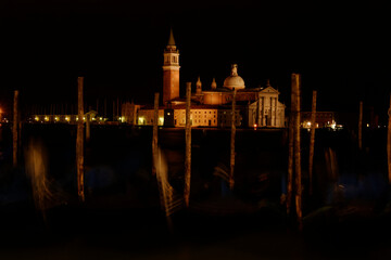 Venise, Italie, 27 février 2014 : Photo de nuit de l'église de San Giorgio Maggiore, devant des...