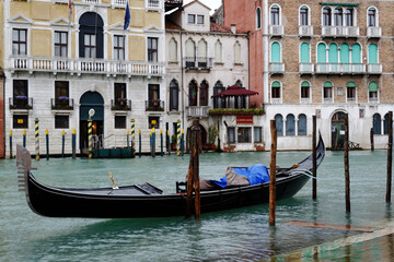 Fototapeta na wymiar Venise, Italie, 26 février 2012 : Gondole venicienne amarré dans un canal