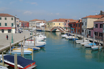 Fototapeta na wymiar Venise, Italie, 27 février 2014 : vue d'un canal de Murano avec ses bateaux, depuis le pont Campo S. Donato 
