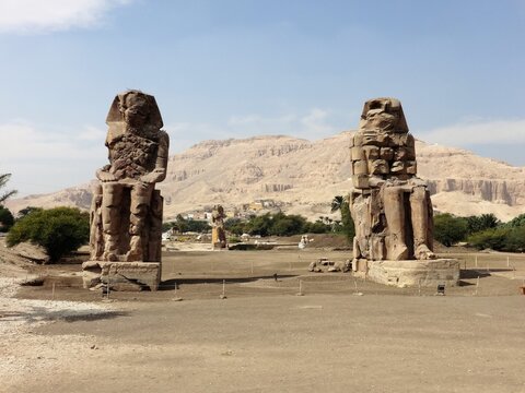 Los Colosos de Memnon son dos gigantescas estatuas de piedra que representan al fara&oacute;n Amenhotep III ubicadas en la orilla occidental del Nilo, frente a la ciudad de Luxor, Egipto.
