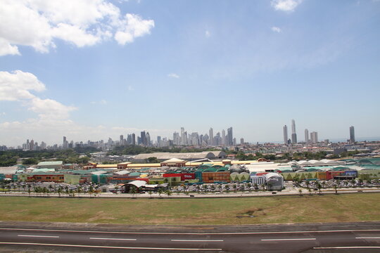 Ciudad de Panam&aacute; con sus altos edificios al fondo en un d&iacute;a soleado, en primer plano centro comercial