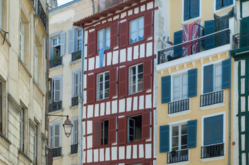 Fototapeta na wymiar Immeubles de caractère dans le centre ville de Bayonne