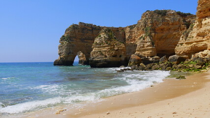 Fototapeta na wymiar Sandstrand und Felsbogen an der Algarve, Portugal
