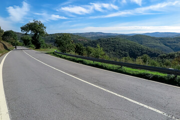Fototapeta premium Curves on paved roads, crossing mountainous places in the interior of Portugal