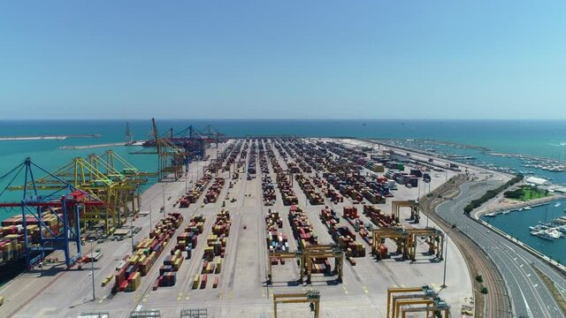 Almacén de contenedores portuarios desde vista aérea