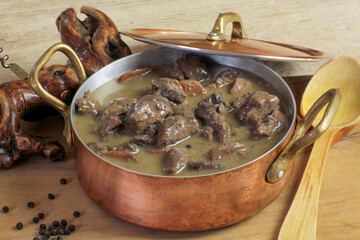 civet de cerf cuisiné au vin rouge