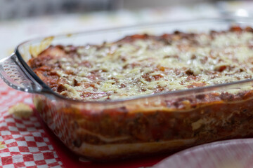 Forma de lasanha a bolonhesa, com molho de tomate e queijo parmesão , feita em casa