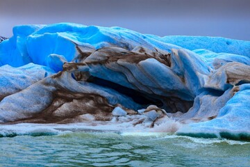 Fototapeta premium Iceberg en la Patagonia navegando por el Perito Moreno.