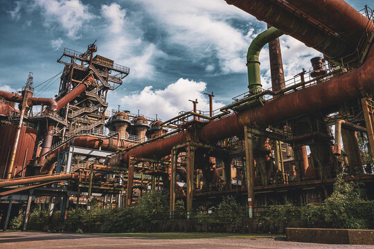 Zechen Geb&auml;ude im stillgelegten Landschaftspark Duisburg-Nord und das altes H&uuml;ttenwerk im Fokus. Alte Architektur und Farbik mit dramatischem Wolkenband.
