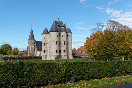 Commune de Bours dans le Pas-de-Calais et son donjon - France
