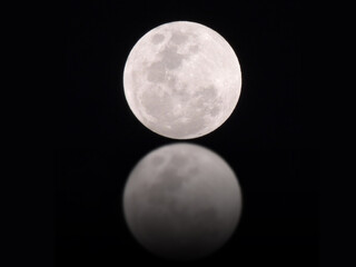 moon, the moon, the full moon	