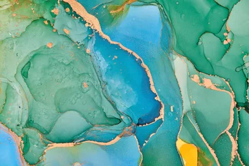 Natürliche luxuriöse abstrakte flüssige Kunstmalerei in Alkoholtintentechnik. Zarte und verträumte Tapete. Farbmischung, die transparente Wellen und goldene Strudel erzeugt. Für Poster, andere Drucksachen © CHREMOS