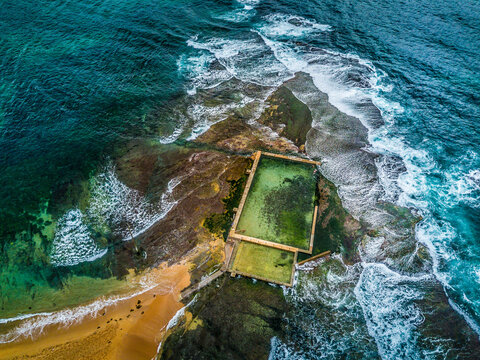 Mona Vale rock pool sits out on the rocky reef that separates Mona Vale Beach from Bongin Bongin Bay