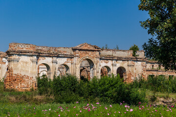 Obraz premium An old abandoned palace house in Izyaslav. Ukraine