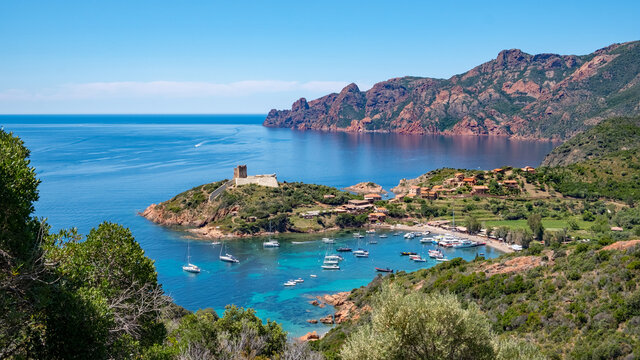 Farbenfroher Blick auf Girolata und die Halbinsel La Scandola