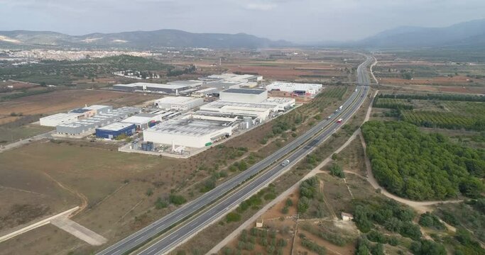 Vista a&eacute;rea desde dron de ciudad industrial de naves y fabricas blancas