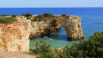 Fototapeta na wymiar Blick auf einen Felsbogen an der Steilküste der Algarve, Portugal
