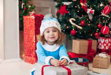 Fototapeta na wymiar little girl in christmas interior