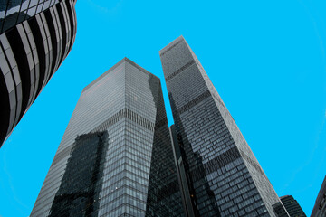 Obraz premium mesmerizing geometry of skyscrapers receding into the clouds against a gray sky