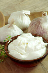 plat d'aïoli sur une planche à découper