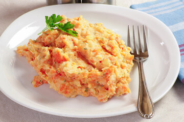 assiette de purée de carottes sur une table