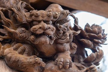 神社の飾りの木彫りの狛犬