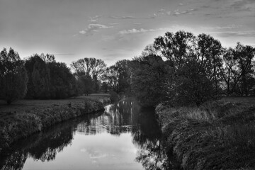 Ein Fluss in Bad Salzuflen als schwarz weiß Fotografie