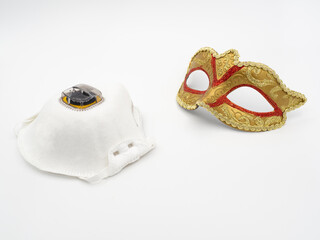 Naklejka premium Aerosol white mask and classic carnival mask on a white background
