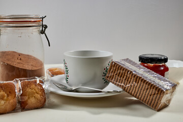 Desayuno con galletas, magdalenas, cacao y pan