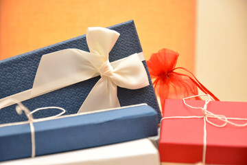 scatole di regali per celebrazioni come feste del Natale compleanno festa degli innamorati - obrazy, fototapety, plakaty
