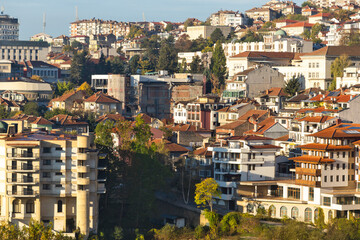 Obraz premium VELIKO TARNOVO, BULGARIA -NOVEMBER 2, 2020: Amazing Sunrise view of city of Veliko Tarnovo, Bulgaria