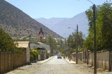 camino rural en verano con iglesia al fondo