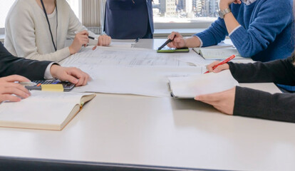 オフィスでの会議（ミーティング）風景