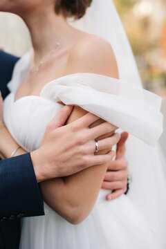 hands of bride