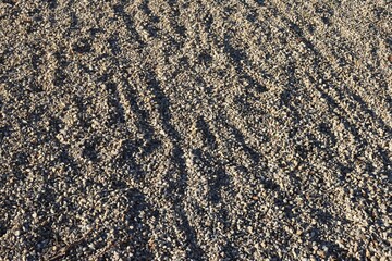 Gravier entre ombre et soleil, ville de Corbas, département du Rhône, France
