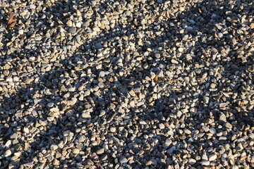 Gravier entre ombre et soleil, ville de Corbas, département du Rhône, France