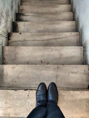 A pies de la escalera