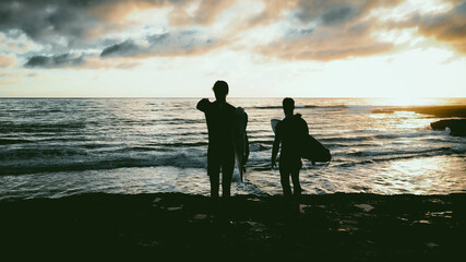 Fototapeta premium Southern California Surfers Sunset Silhouette
