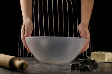 manos de mujer preparando masa para galletas de navidad
