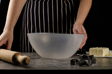 manos de mujer preparando masa para galletas de navidad