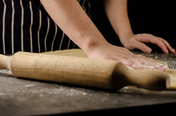 manos de mujer preparando masa para galletas de navidad