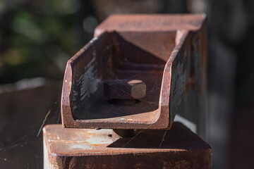 Rostiges Metall mit Spinnennetz