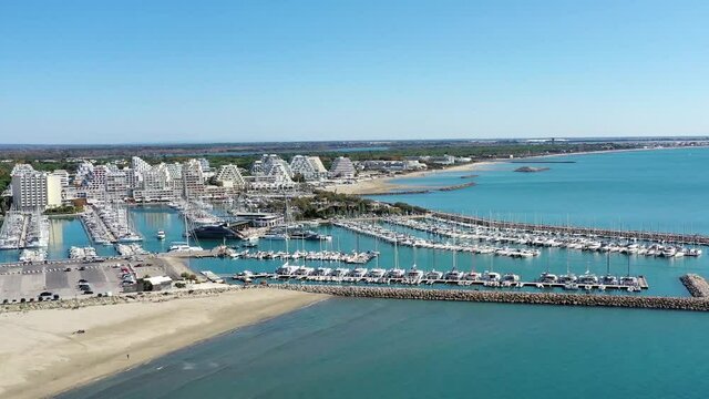 Survol de la Grande-Motte et de ses plages 