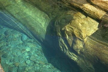 Farbenspiel im Fluss