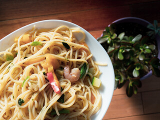 冷凍パスタをチンしていただきます。スパゲティーと床の上の観葉植物