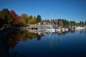 Fototapeta na wymiar Coal Harbor Stanley Park Marina. Stanley Park reflections in Coal Harbour by the Vancouver Rowing Club.